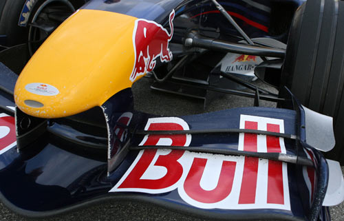 V-keel and triple element front wing of the RedBull RB2